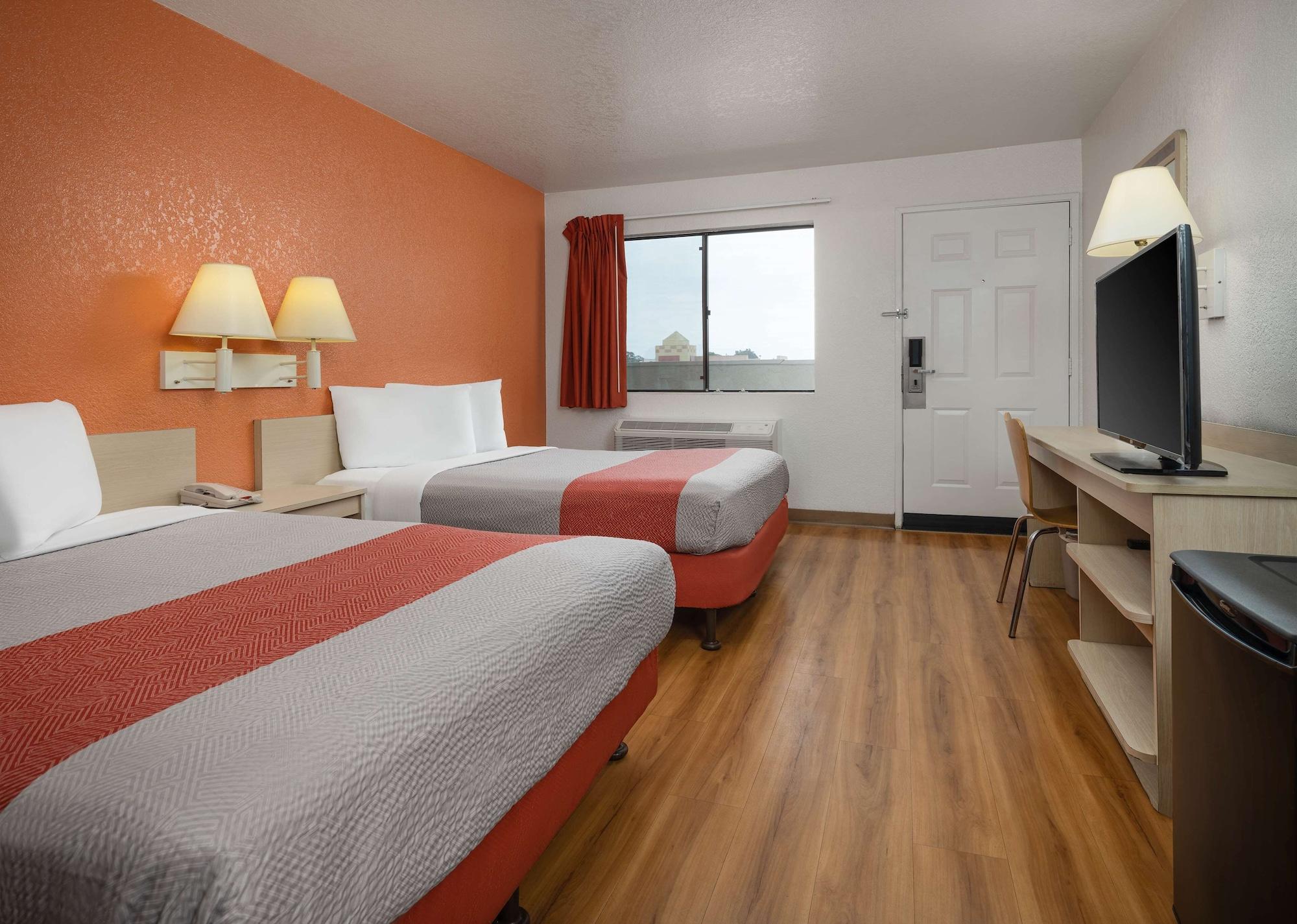 Hotel 6-buena Park, Ca - Knotts Berry Farm - Disneyland 2*