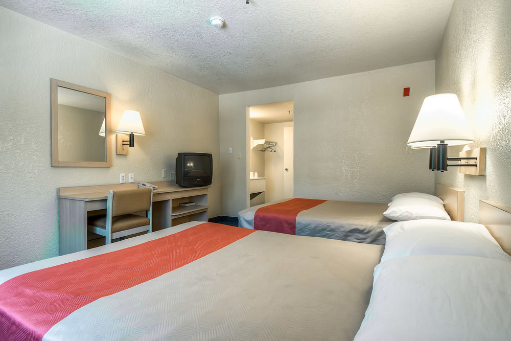 Hotel 6-buena Park, Ca - Knotts Berry Farm - Disneyland 2*